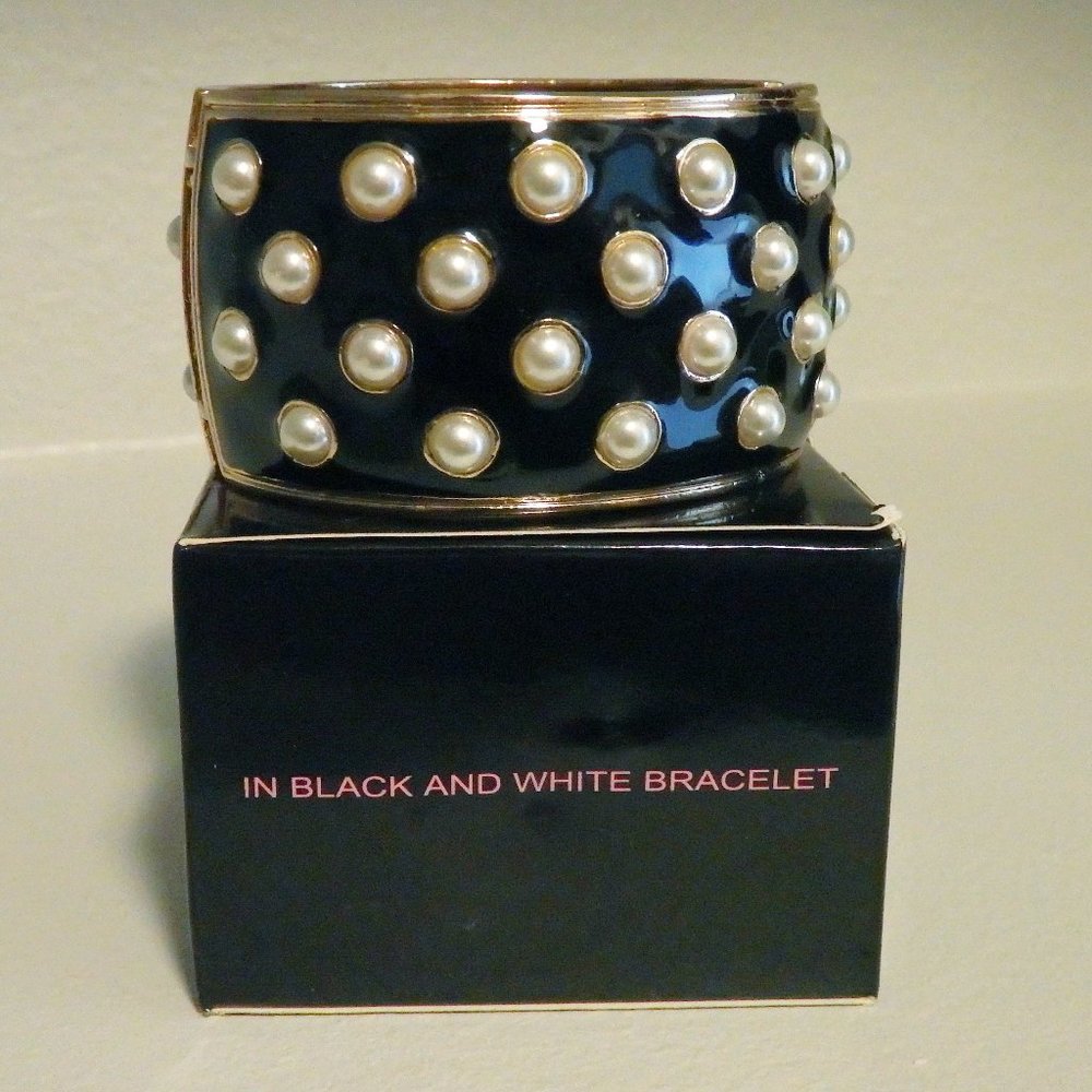 Avon Mark Black and white bracelet 2013